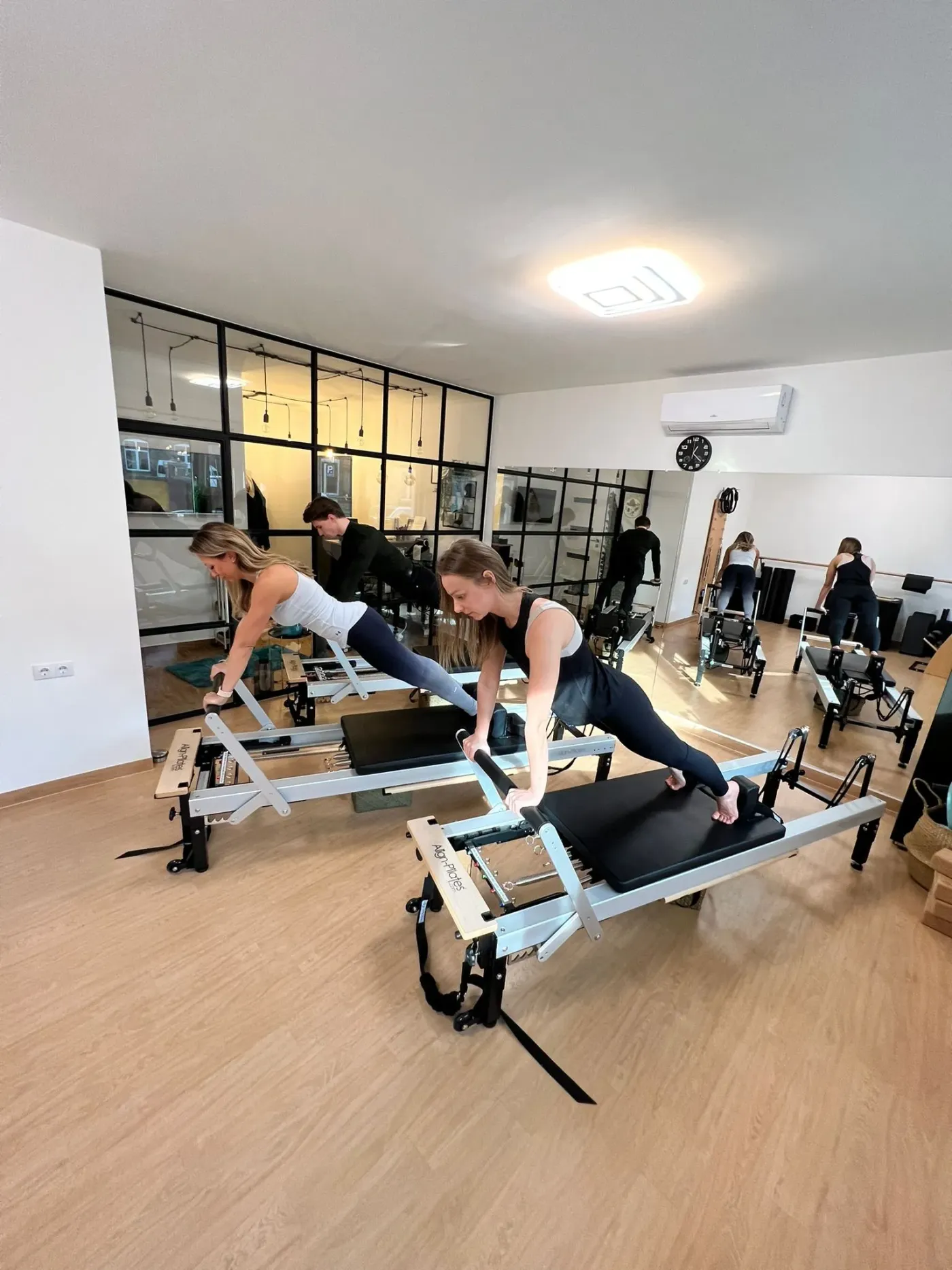 Reformer pilates gyakorlat a győri stúdióban
