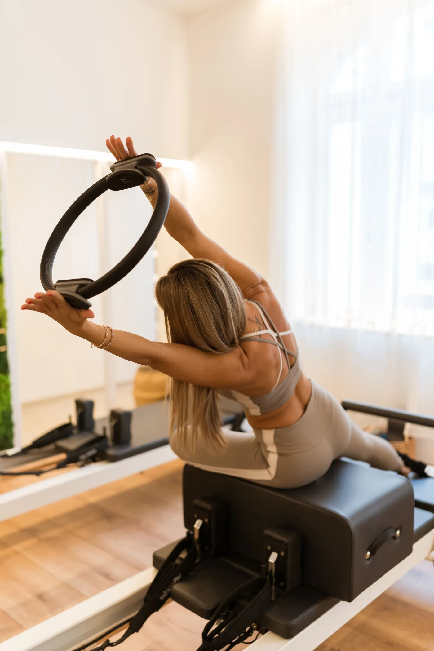Pilates gyakorlat ringgel a reformer gépen