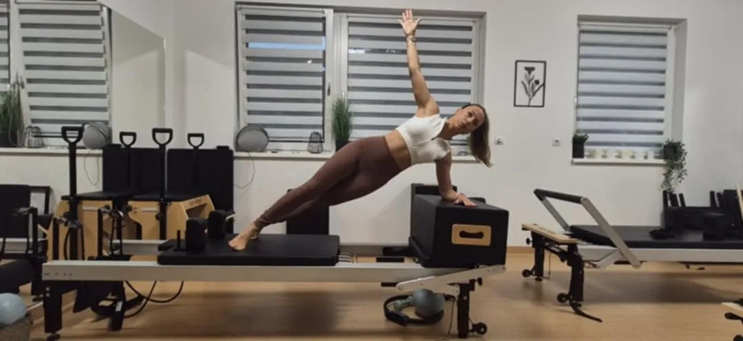 Plank variáció a reformer gépen